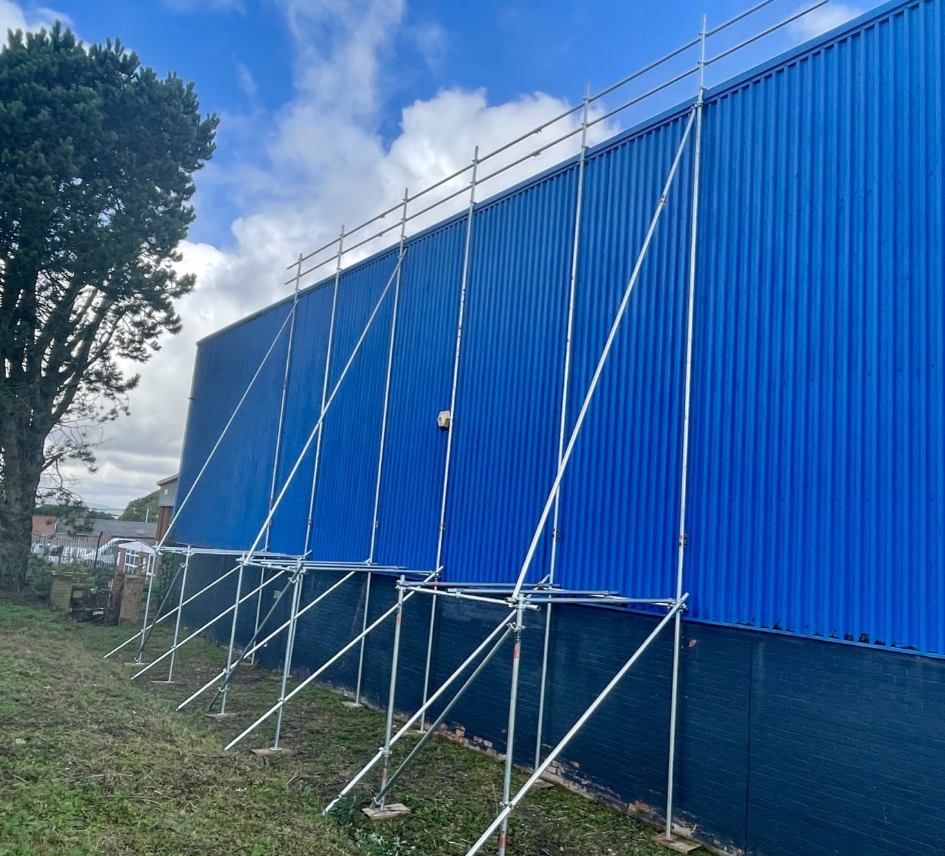 Commercial Edge protection scaffolding in Daventry Commercial Edge protection scaffolding in Daventry