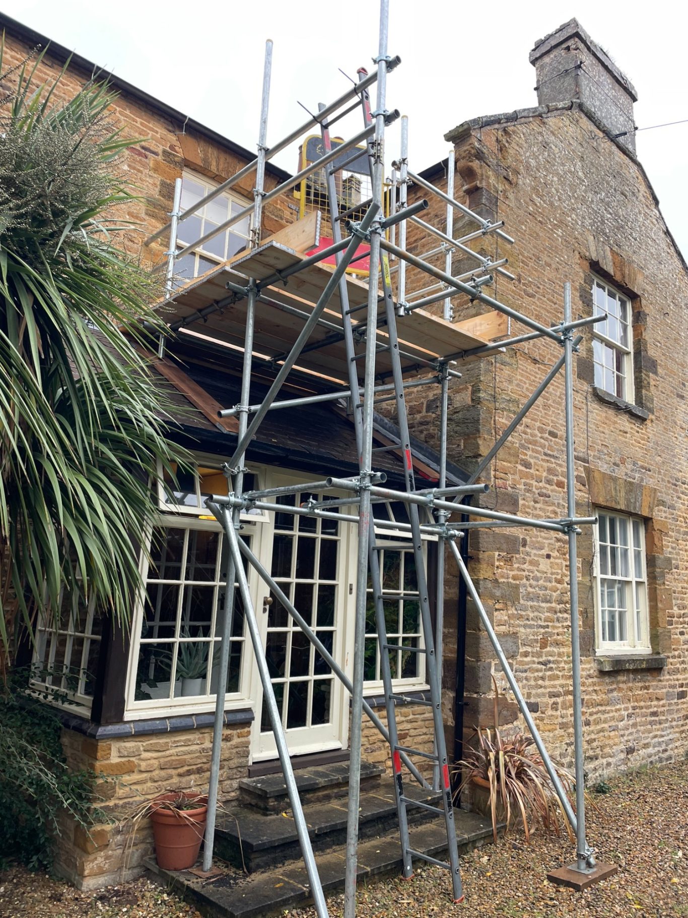 Northampton scaffolding for window painting Northampton scaffolding for window painting